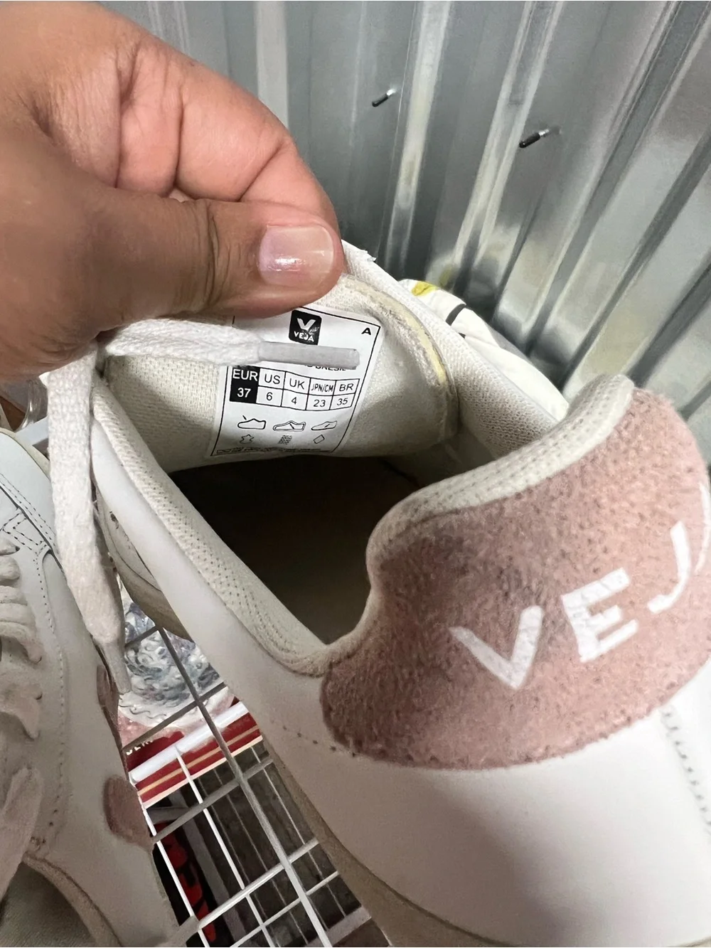 Veja classic white